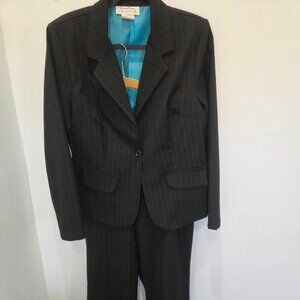 Giorgio Fiorlini Collection Women's Black Pinstripe Pantsuit Reads 16 Runs Small
